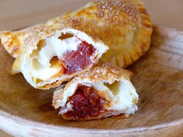 EMPANADA DE QUESO CREMA Y ZARZAMORA